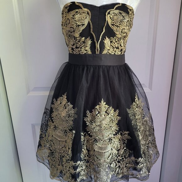 Minuet Dresses & Skirts - Minuet strapless mini dress size M